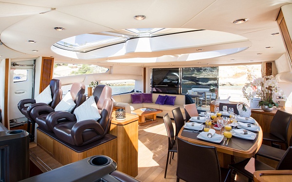 Аренда яхты Sunseeker Predator 82 Hooligan на Ибице - ланч в салоне яхты